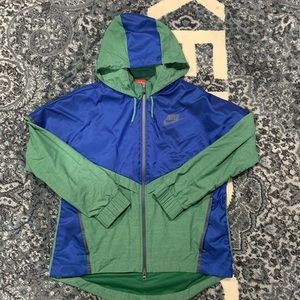 Woman’s Nike Sportswear Windbreaker (Large)